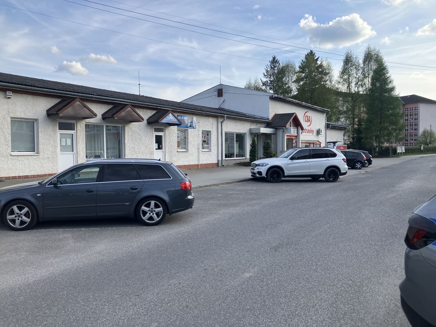 Aleso Poloha obchodu Nižná (Aleso Voda Kúrenie Montáž) s parkoviskom pred obchodom